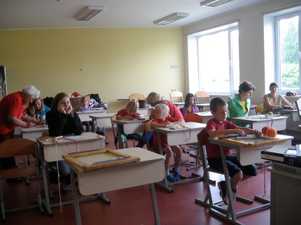 Visi cītīgi strādā... vai klausās