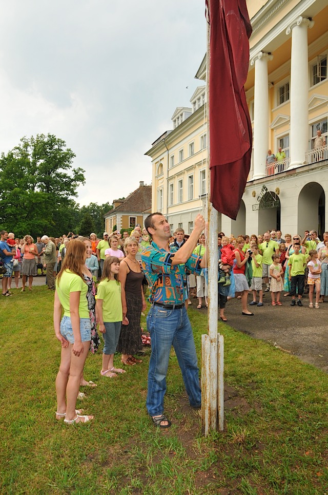 Karogu paceļ Zelču ģimene