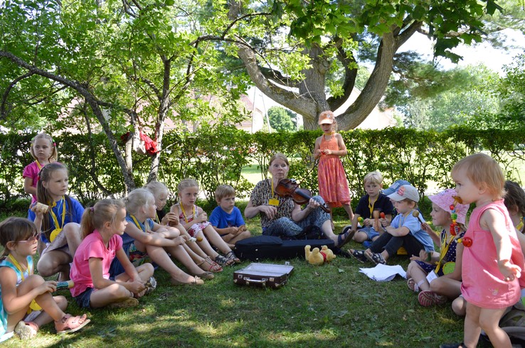 Āugstak par zemi ievirze Ilga Reizniece maca folkloru