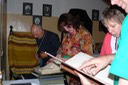 Dzimtas koku pētīšanas ievirzes dalībnieki aplūko ierakstus Zaļenieku baznīcas grāmatās